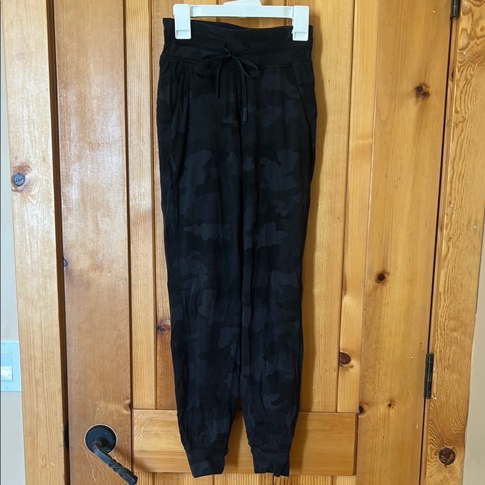Lululemon size 0 black camo joggers 🖤🩶🖤🩶